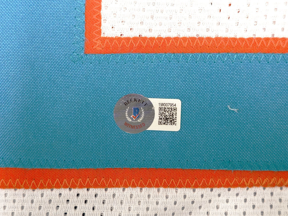 Miami Dolphins De'von Achane Autographed White Jersey Beckett Beckett Witness #221540 Image a
