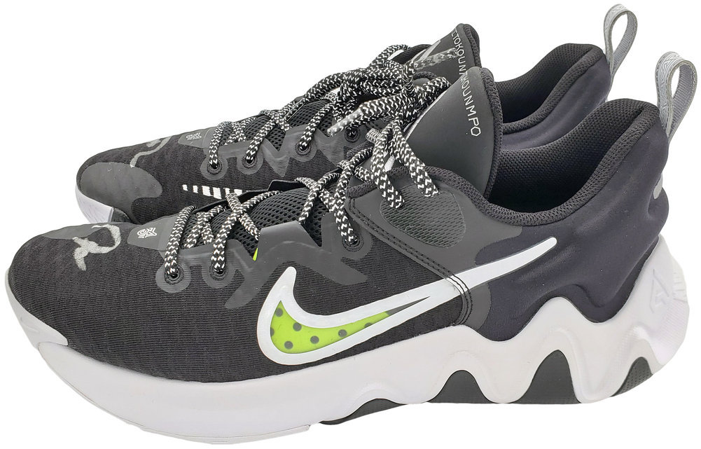 Giannis Antetokounmpo Autographed Signed Black Nike Immortality Shoes Milwaukee Bucks Size 17 Pair Beckett Beckett Qr #197438 Image a