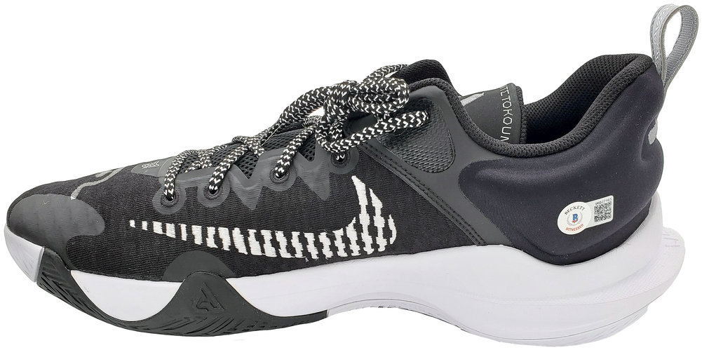 Giannis Antetokounmpo Autographed Signed Black Nike Immortality Shoes Milwaukee Bucks Size 17 Pair Beckett Beckett Qr #197438 Image a