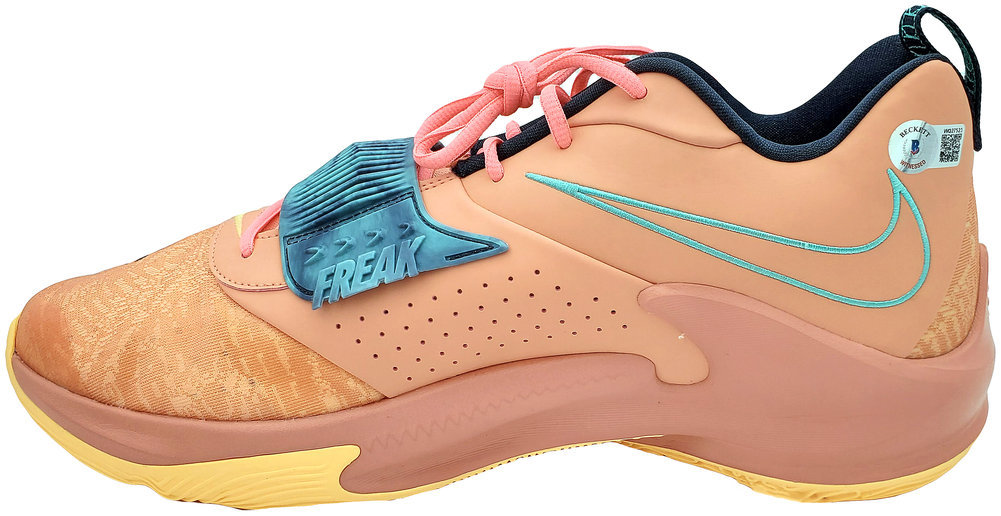 Giannis Antetokounmpo Autographed Signed Crimson Bliss Nike Zoom Freak Shoes Milwaukee Bucks Size 16 Pair Beckett Beckett Qr #197440 Image a