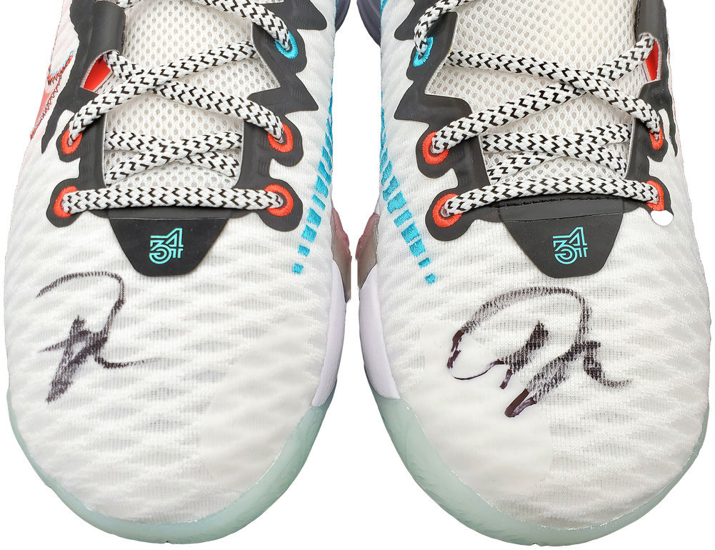 Giannis Antetokounmpo Autographed Signed White Nike Immortality Shoes Milwaukee Bucks Size 17 Pair Beckett Beckett Qr #197439 Image a