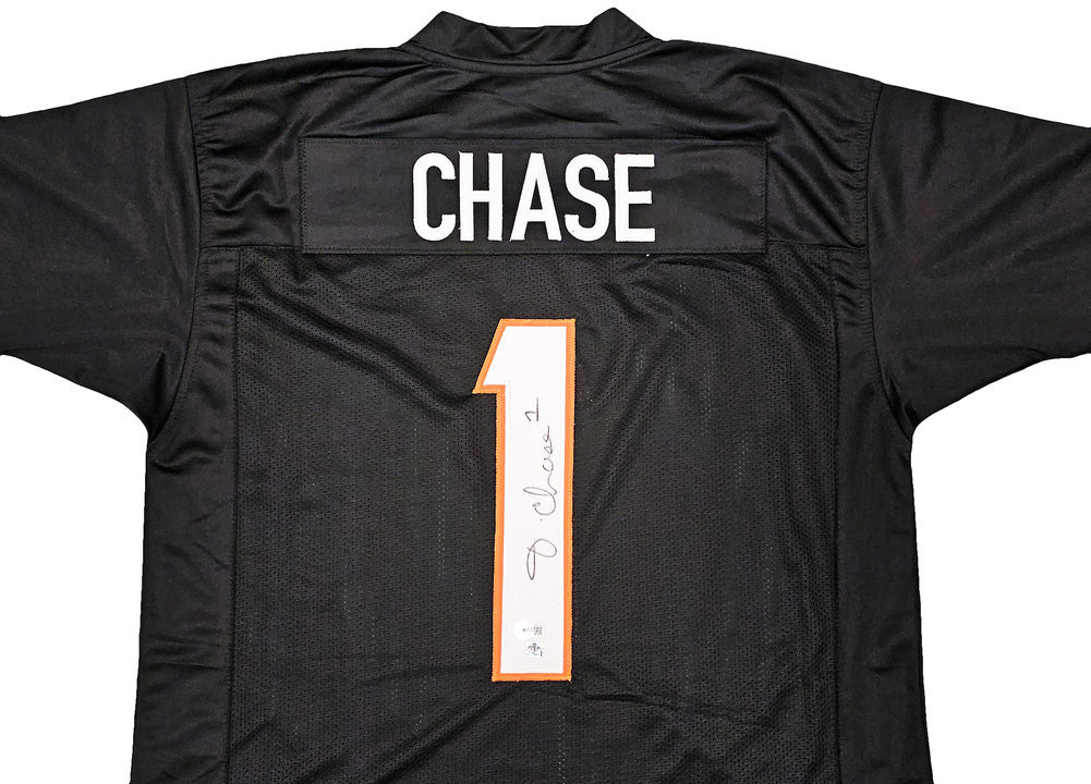 Cincinnati Bengals Ja'marr Chase Autographed Black Jersey Beckett Beckett Witness #220612 Image a