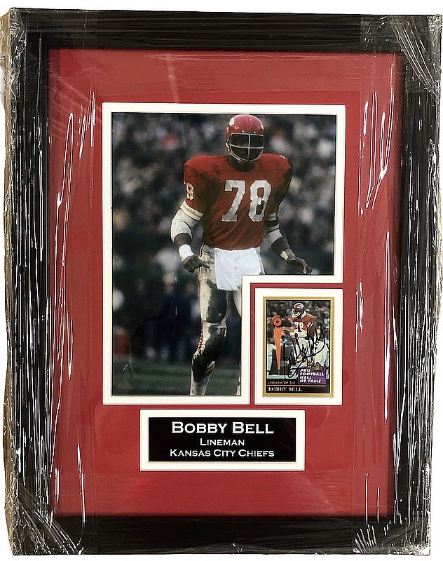 Bobby Bell Autographed Signed Kansas City Chiefs Framed Pro Football Hall of Fame Trading Card with Nameplate - PSA/DNA Authentic