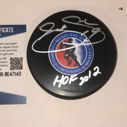 Joe Sakic Autographed Signed (Colorado Avalanche) Hall Of Fame Puck With Beckett COA & HOF Ins