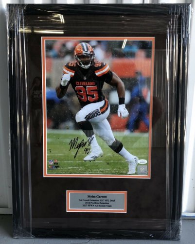 Nick Chubb in Action Browns Autographed 8 x 10 Framed and Matted Football Photo JSA Authenticated Nick Chubb in Action Browns Autographed 8 x 10 Framed and Matted Football Photo JSA Authenticated