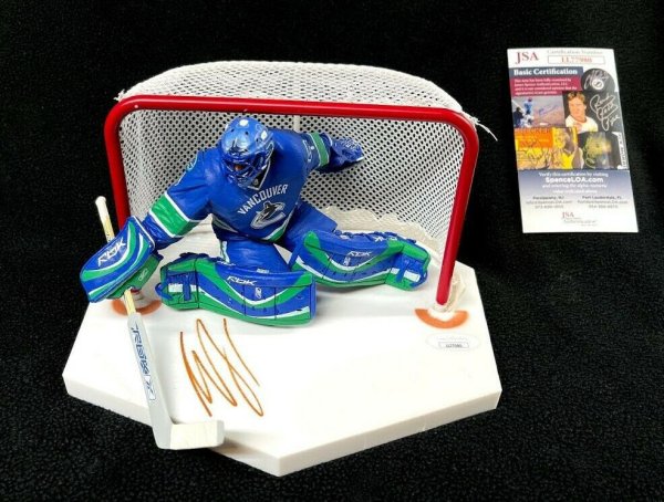 roberto luongo mcfarlane