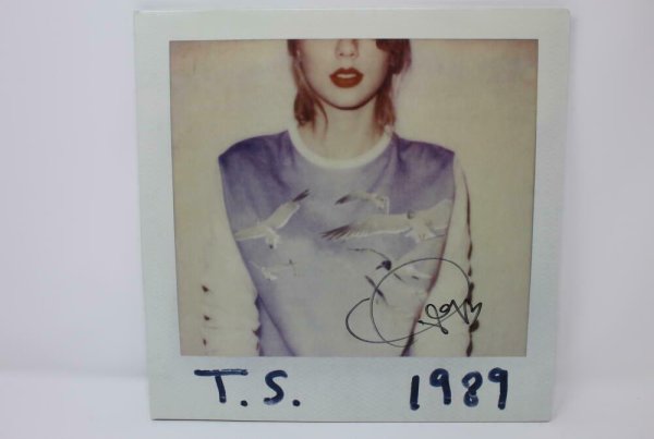Taylor Swift Autographed Memorabilia | Signed Photo, Jersey ...