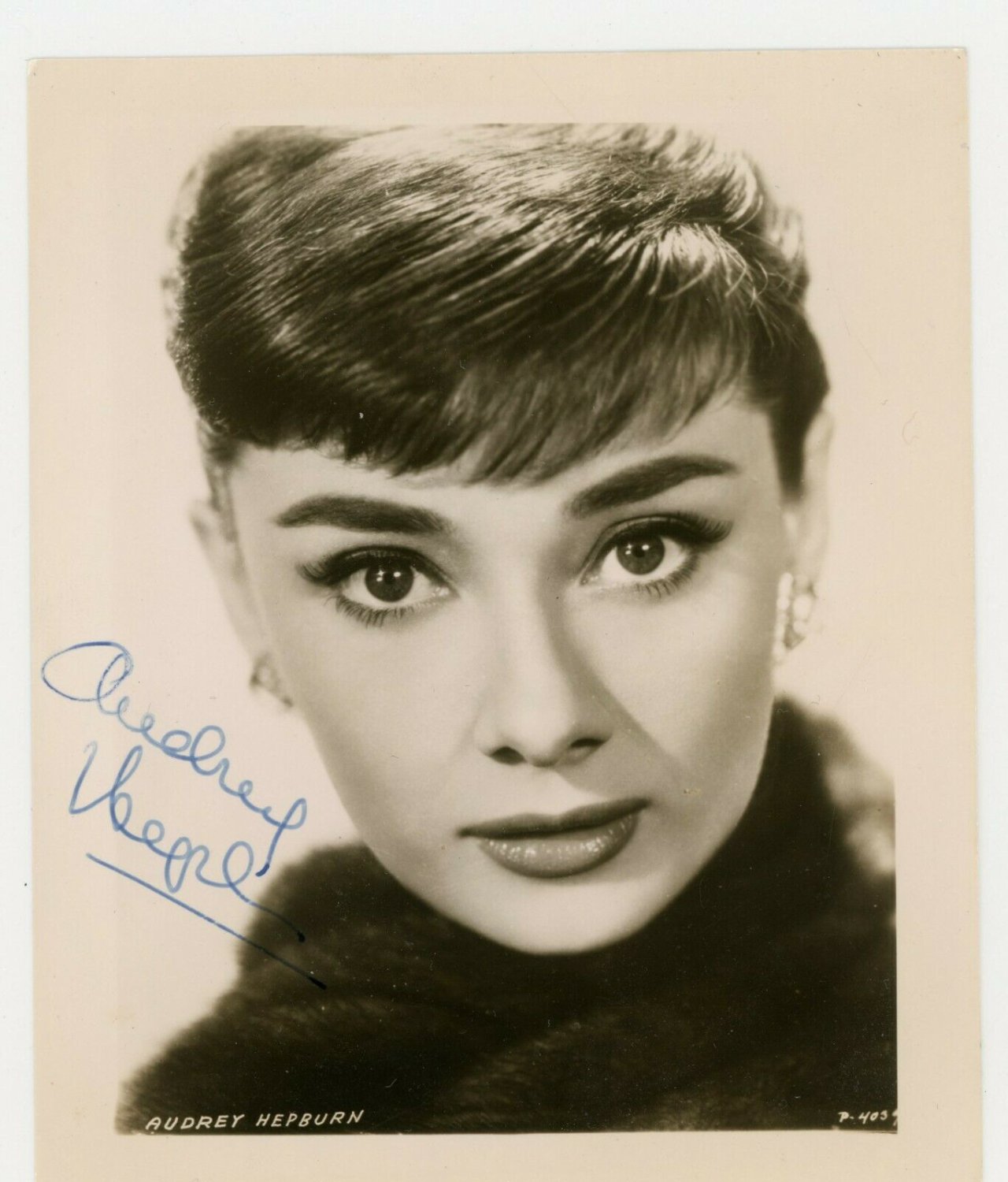Audrey Hepburn Autographed Signed Autographed 4 X 5 Photo Beckett